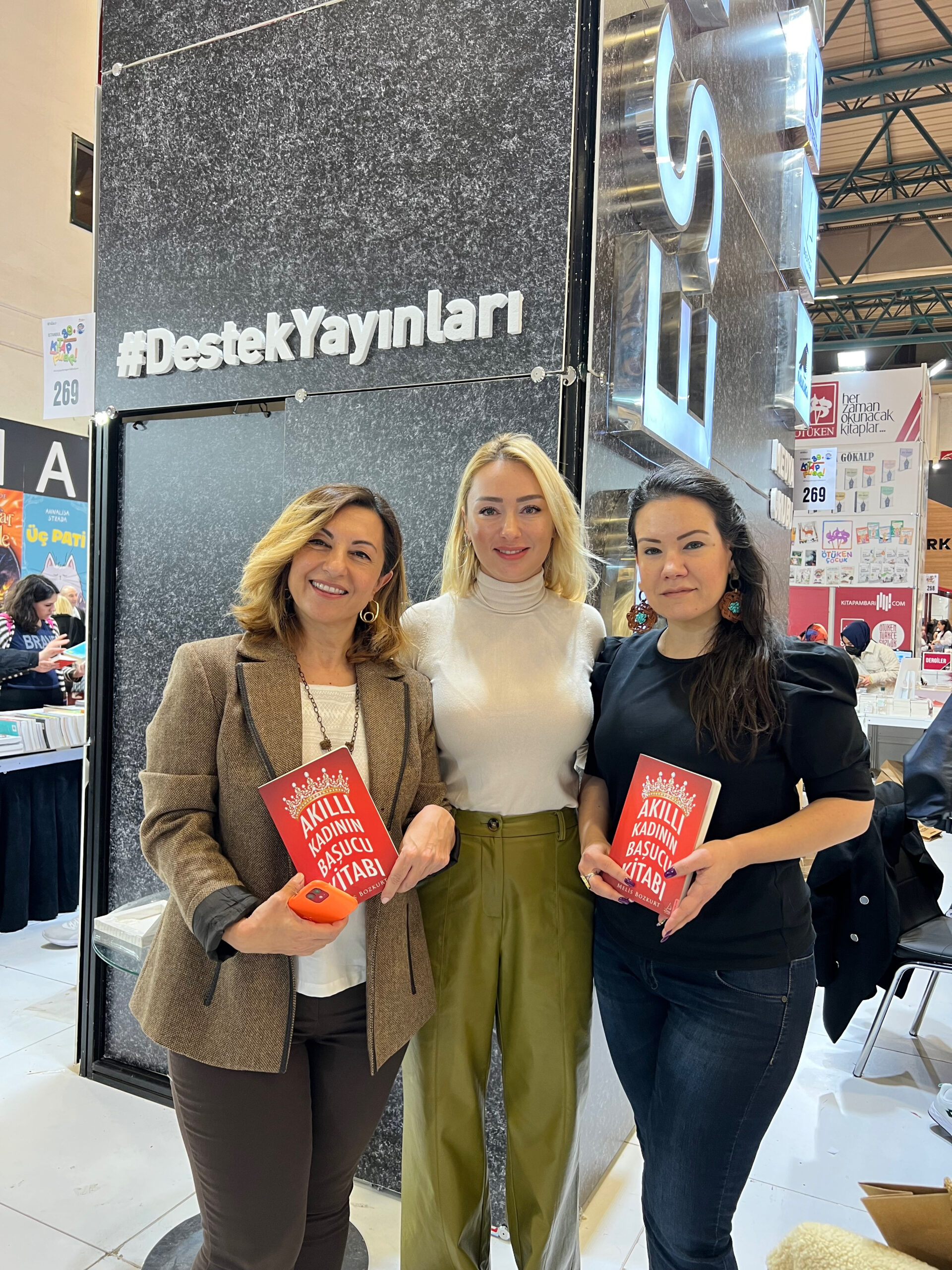 İzmirli Yazar Bozkurt'a Okuyucu İlgisi