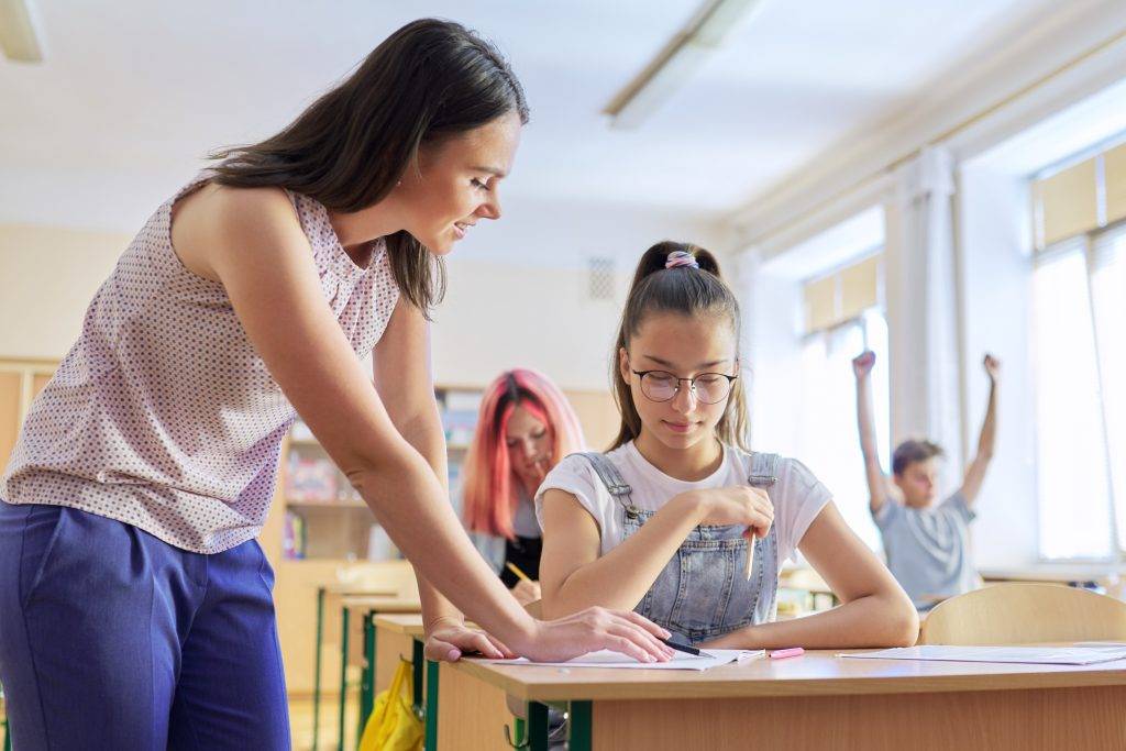 young-woman-teacher-teaches-lesson-in-class-of-tee-2022-02-22-04-30-51-utc-1024x683.jpeg